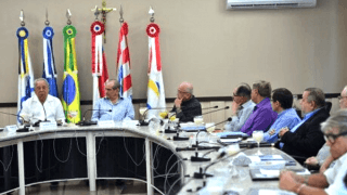 Governador Amazonino Mendes se reúne com diretores da Fecomércio AM