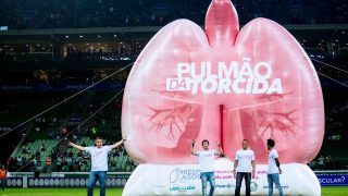 Allianz Parque recebe pulmão gigante para alertar sobre câncer