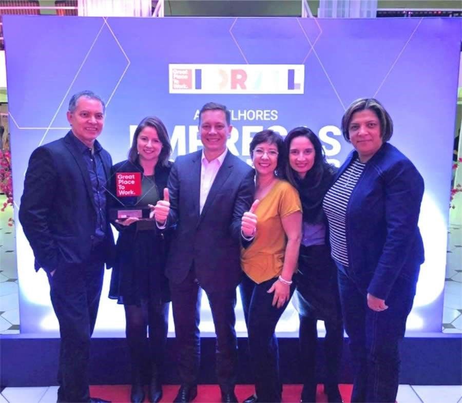 Diretor de Gestão de Pessoas do Grupo Bradesco Seguros, Juliano Marcilio (ao centro), e funcionários da área de Recursos Humanos foram os responsáveis por representar o Grupo Segurador na premiação