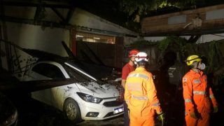 Sem seguro, carro é atingido por telhado de estacionamento e chama atenção para necessidade da proteção