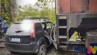 Carro é completamente destruído após colidir com trem; veículo não possuía seguro